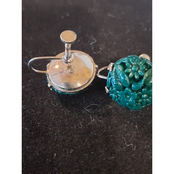 Vintage Screwback Earrings Green Carved - Picture 5 of 6